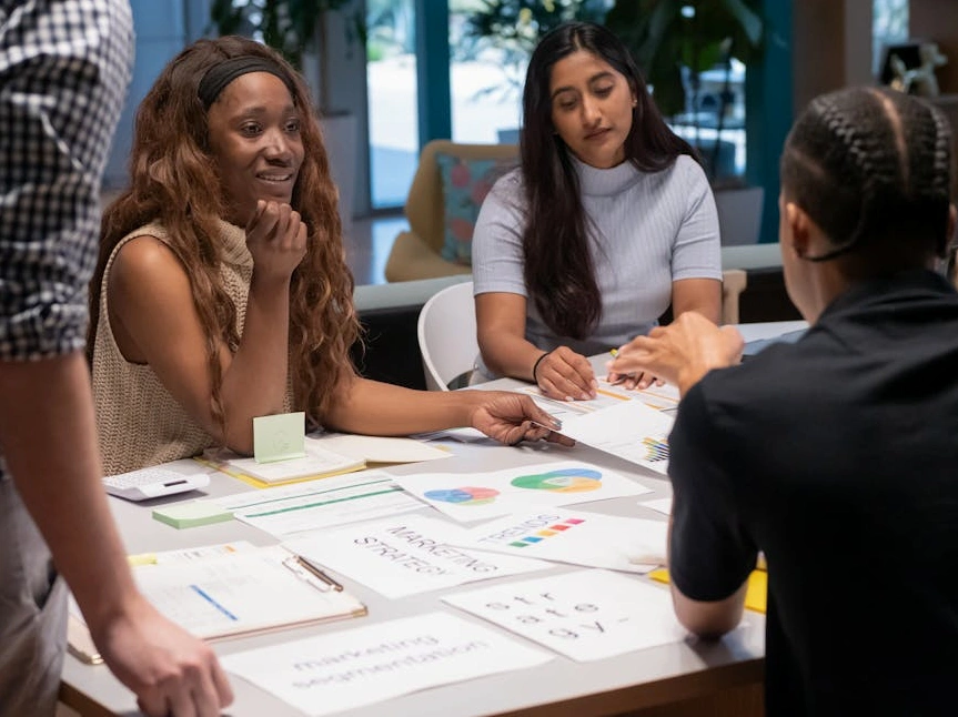 Tým marketingových specialistů diskutuje nad strategií v útulné kanceláři.